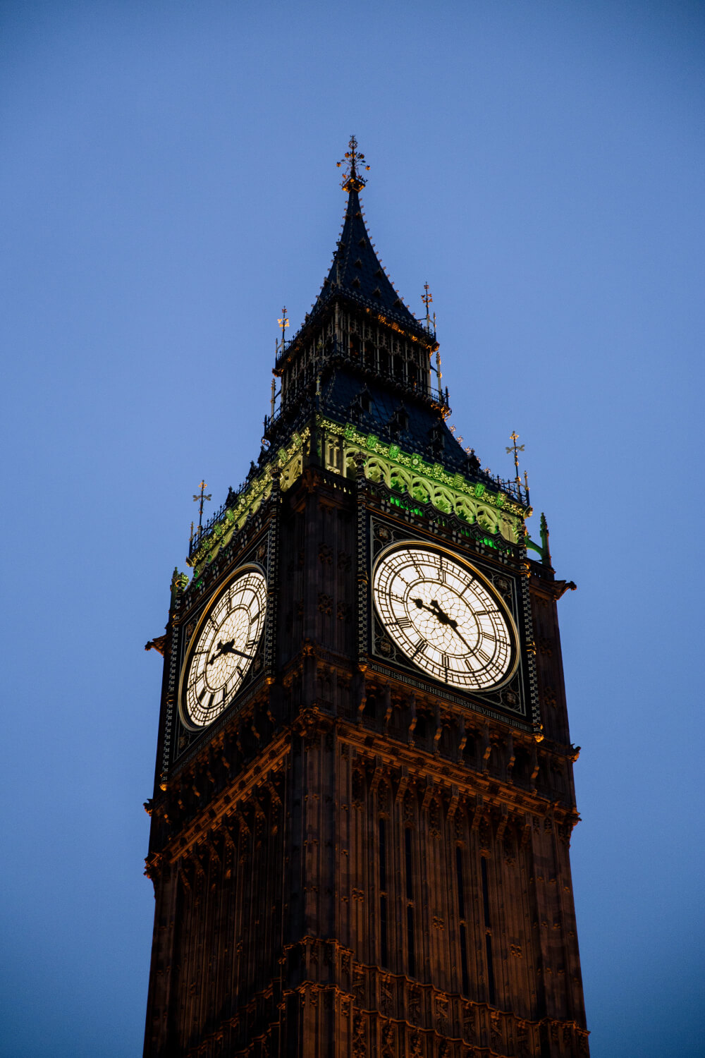 vertical-shot-big-ben-clock-tower-london-england-clear-sky